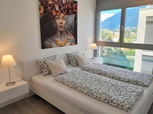 a room with a couch with a painting on the wall at 1-bedroom holiday apartment in Ascona
