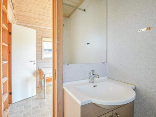 Thyborønにある4 star holiday home in Thyborønの洗面台と鏡のあるバスルーム