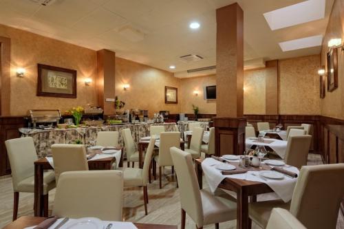 jadalnia ze stołami i białymi krzesłami w obiekcie David Boutique Hotel w Krakowie