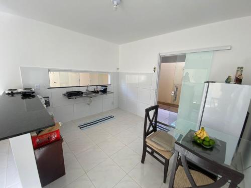 Kuchyň nebo kuchyňský kout v ubytování BIA BELA Aluguéis por Temporada em BHS