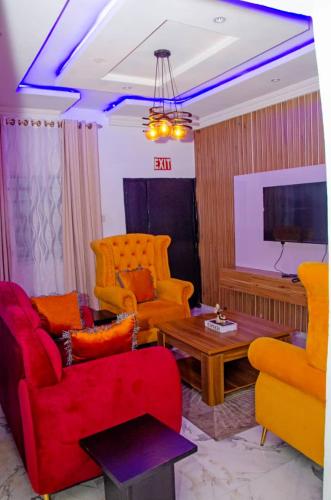 TV a/nebo společenská místnost v ubytování Triple J's Inn & Apartments