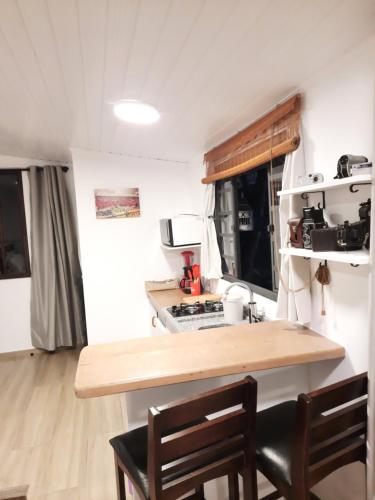 Dapur atau dapur kecil di Refúgio na natureza Casa do Tecelão