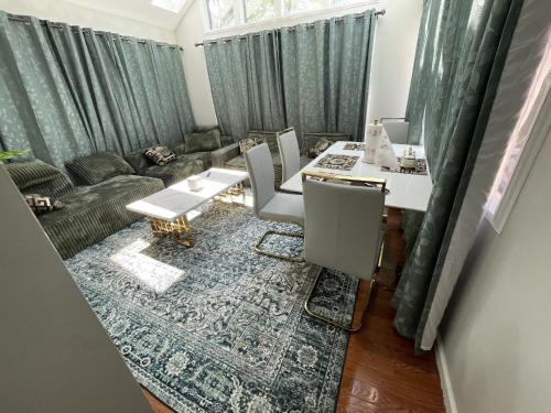 a living room with a table and a couch at Charming 1-bdrm Apt close to all in Hamburg