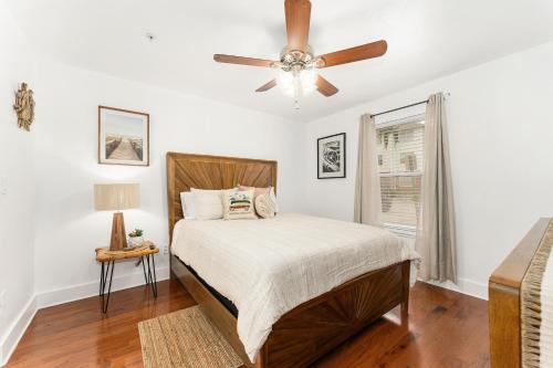Ένα ή περισσότερα κρεβάτια σε δωμάτιο στο Gator Suites - Near UF, Shands & VA!