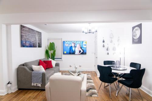 a living room with a couch and a table at BrightOAK Eloire-Private in Newark