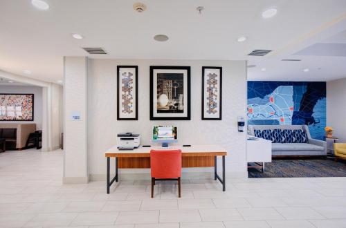 Posezení v ubytování Holiday Inn Express Hotel & Suites Chester by IHG