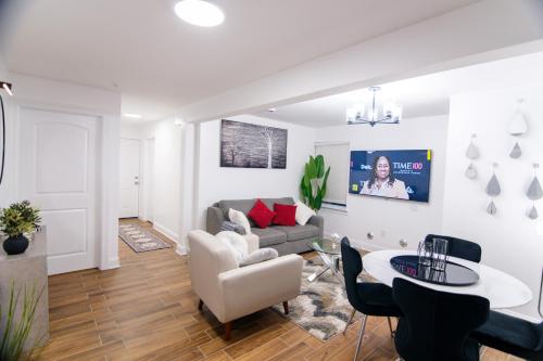 TV a/nebo společenská místnost v ubytování BrightOAK Eloire-Private