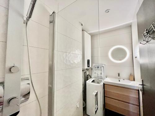 une petite salle de bain avec un lavabo et une douche dans l'établissement Appartement pour 4 face à la mer avec parking privé, à Sète - FR-1-338-619, à Sète