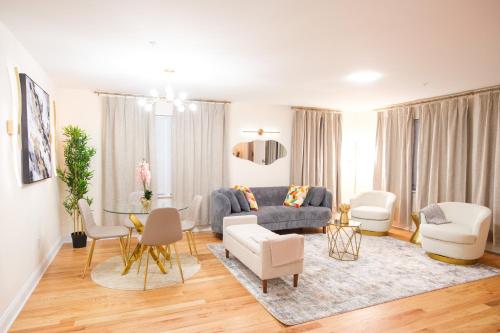 a living room with a blue couch and chairs at BrightOAK Eloire-Private in Newark