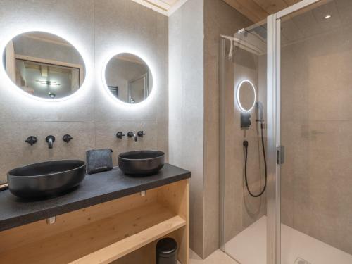 ein Badezimmer mit zwei Waschbecken und zwei Spiegeln in der Unterkunft Luxueux Duplex 127m² aux Pistes - Parking Inclus - FR-1-645-86 in Huez