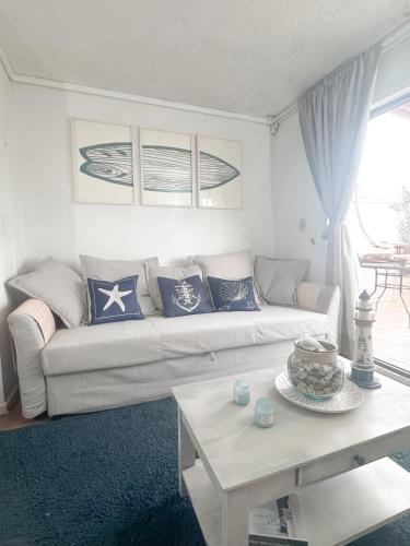 salon z białą kanapą i stołem w obiekcie Departamento Reñaca w mieście Viña del Mar