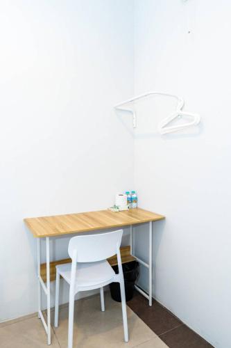 a desk with a white chair and a light at xx Mitr INN Sukhumvit 2 - BTS Nana มิตร อินน์ สุขุมวิทซอย 2 บีทีเอส นานา in Bangkok