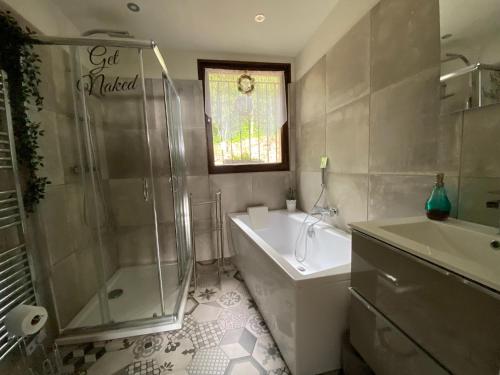 une salle de bain avec une douche, une baignoire et un lavabo dans l'établissement Dieu L'Amour - Galimard, à Châteauneuf