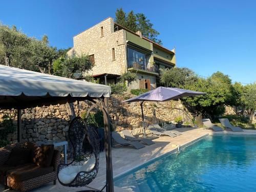 une maison avec une piscine à côté d'un bâtiment dans l'établissement Dieu L'Amour - Galimard, à Châteauneuf