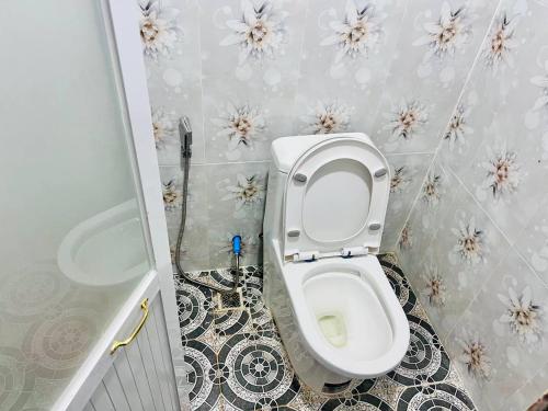 a bathroom with a toilet and a sink at Manel Guesthouse and Restaurant in Sen Monorom