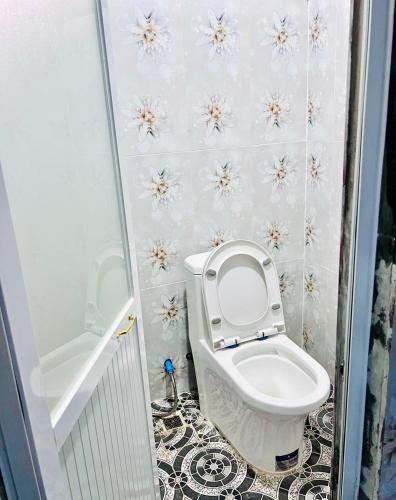 a bathroom with a toilet and a bath tub at Manel Guesthouse and Restaurant in Sen Monorom