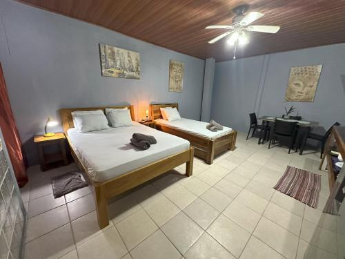 Ένα ή περισσότερα κρεβάτια σε δωμάτιο στο Studio Apartment 3 & AC-2 Pools-Jungle-Beach-WiFi-TV