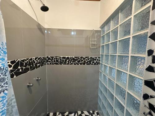 Ένα μπάνιο στο Studio Apartment 3 & AC-2 Pools-Jungle-Beach-WiFi-TV