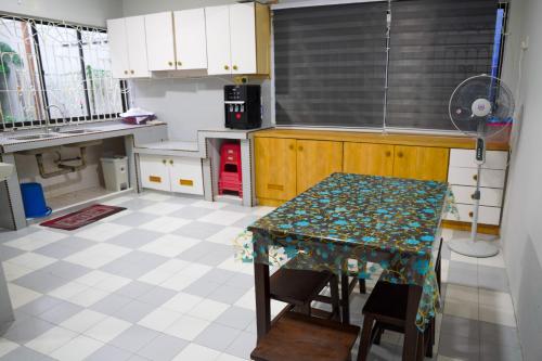 Η κουζίνα ή μικρή κουζίνα στο Meet Up Homestay in Muar