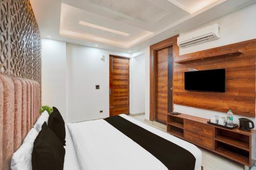 Super Townhouse Rispana Pul Haridwar Road Dehradunにあるテレビまたはエンターテインメントセンター