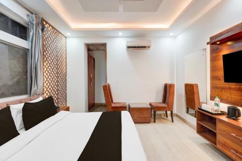 Super Townhouse Rispana Pul Haridwar Road Dehradunにあるテレビまたはエンターテインメントセンター