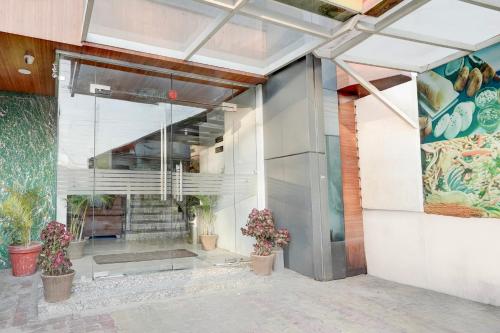 デヘラードゥーンにあるSuper Townhouse Rispana Pul Haridwar Road Dehradunのギャラリーの写真