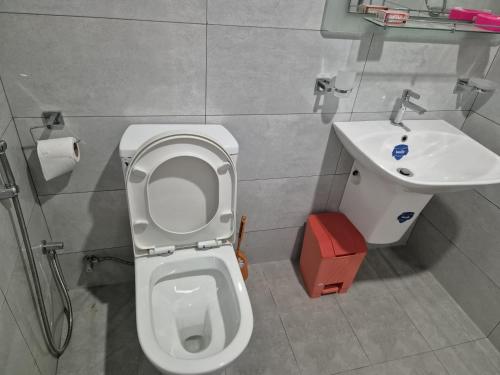 a bathroom with a toilet and a sink at Comfortable Stay in Colombo in Rajagiriya