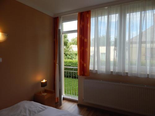 Ένα ή περισσότερα κρεβάτια σε δωμάτιο στο Ágnes Vendégház