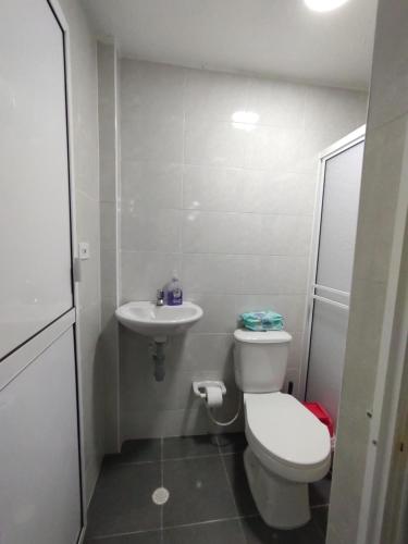 a small bathroom with a toilet and a sink at Fresca y confortable Habitación en Apartamento Compartido in Girón