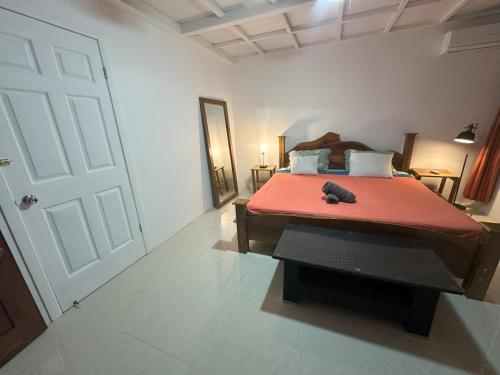 Ένα ή περισσότερα κρεβάτια σε δωμάτιο στο Tree House-2 Bedrooms & AC-2 Pools-jungle-Beach-WiFi-TV