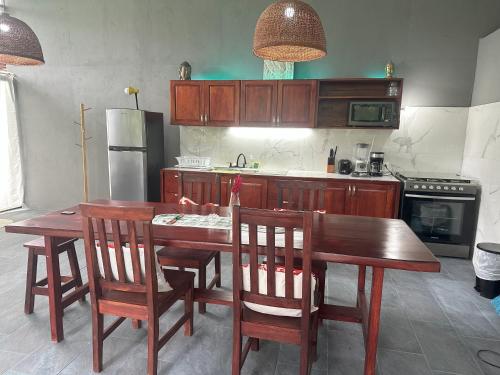 Η κουζίνα ή μικρή κουζίνα στο Tree House-2 Bedrooms & AC-2 Pools-jungle-Beach-WiFi-TV
