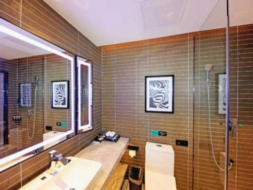 a bathroom with a sink and a mirror at Xana Hotelle·Tianshui Shangyi Plaza in Tianshui