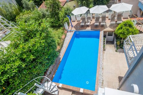 Kolam renang di atau dekat dengan Ava Apartments