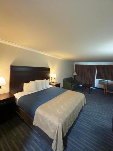 a hotel room with a large bed in a room at Coratel Inn Ocean Shores Extended Stay in Ocean Shores
