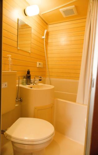 a bathroom with a toilet and a tub and a sink at GS63 名古屋 栄Areaおしゃれな和洋ルーム観光ビジネス周辺アクセス最高 in Nagoya