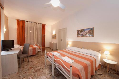 Televízia a/alebo spoločenská miestnosť v ubytovaní Gardenia Guest House