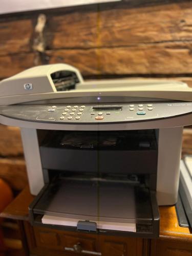 a printer sitting on top of a wooden table at Privaatne talu otse mere ääres in Tahkuranna