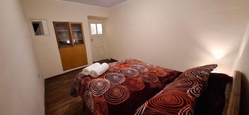 a bedroom with a bed with a bedspread on it at Casa Estratégica in Sucre