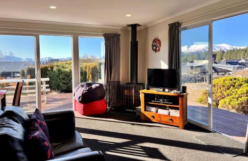 ein Wohnzimmer mit Couch und Fernseher in der Unterkunft Ashley's Retreat - Lake Tekapo in Lake Tekapo