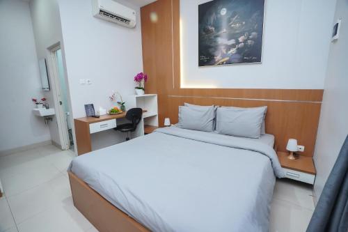 a bedroom with a large bed in a room at DENZ Premiere Salemba in Jakarta