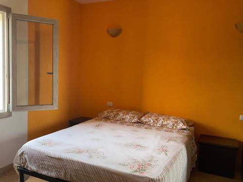 un dormitorio con una cama y un espejo en Casa Rosanna, en Lu Lioni