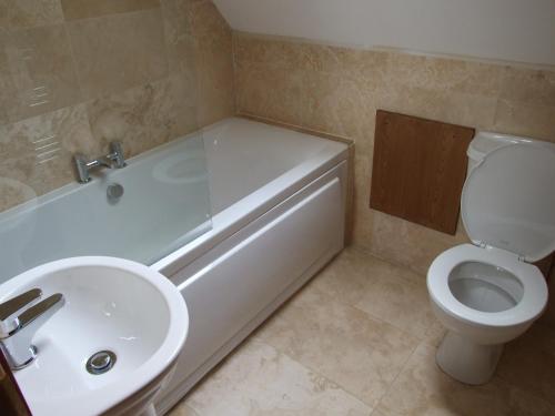 愛丁堡的住宿－劍橋酒店，带浴缸、卫生间和盥洗盆的浴室