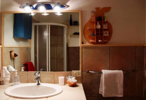 y baño con lavabo y espejo. en B&B Romy Rocker, en Verona