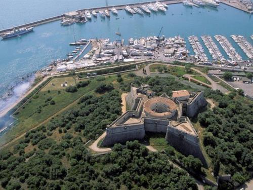 une vue aérienne sur un grand bâtiment à côté de l'eau dans l'établissement JULIUS 6 couchages, parking privé, à Antibes