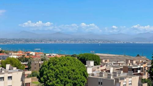 - une vue sur la ville, l'eau et les bâtiments dans l'établissement JULIUS 6 couchages, parking privé, à Antibes