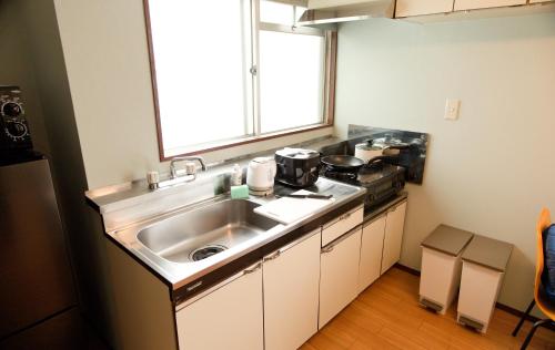 a kitchen with a sink and a stove at GS63 名古屋 栄Areaおしゃれな和洋ルーム観光ビジネス周辺アクセス最高 in Nagoya