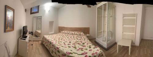 a bedroom with a bed and a window at Casa i servi in Siena