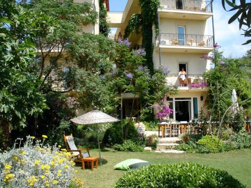 Fotografie z fotogalerie ubytování Emel Pension v destinaci Güzelçamlı