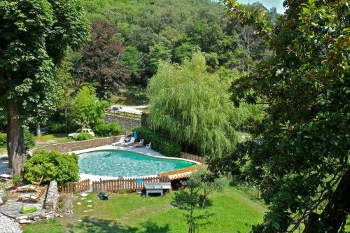 una piscina en medio de un jardín en Le Clarou Gîtes et chambres d'hôtes, en Valleraugue
