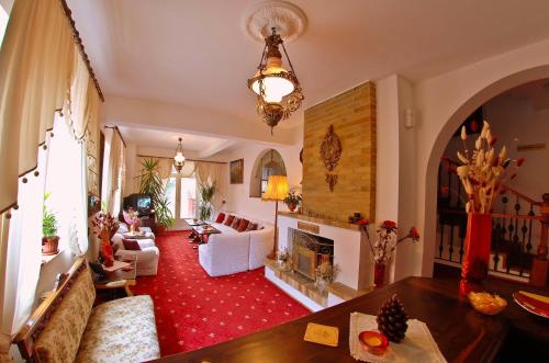 sala de estar con sofá y chimenea en Villa-Hotel Escala, en Cluj-Napoca
